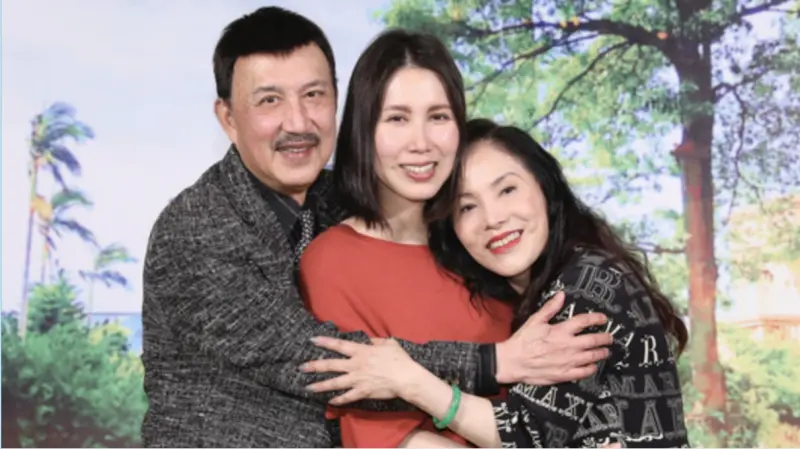 ▲資深藝人余天（左）和李亞萍（右）的二女兒余苑綺（中）3年前的今（21）日病逝，余祥銓稍早於社群IG曬出動態，透露爸爸向余苑綺喊話「還沒有夢過她」，夫婦倆思念愛女之情湧上，淚水再也無法控制，場面讓人看得心疼不已。（圖／NOWNEWS資料照）