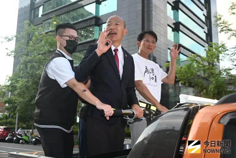 ▲加入黃國昌車掃，立法院長韓國瑜喊核三延役公投投同意。（圖／記者林調遜攝，2025.08.21）