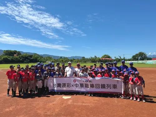 中職／回饋列車駛向花蓮！蔡其昌捐贈花東4校用具　張泰山當教練
