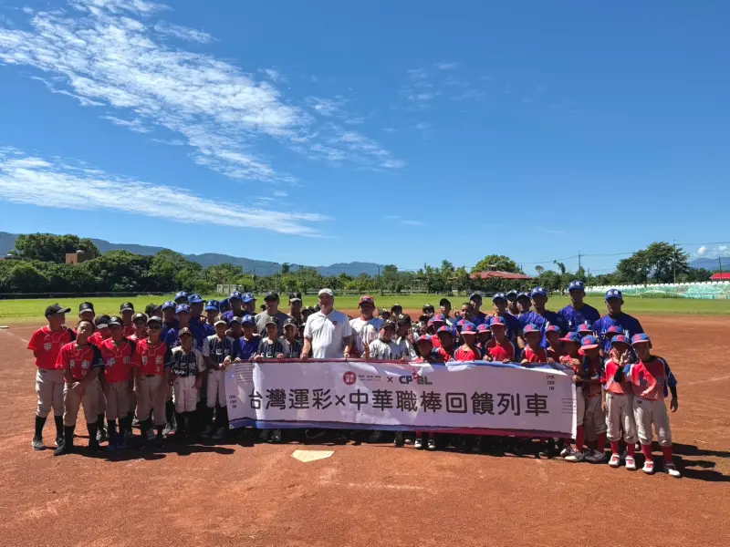 ▲中華職棒回饋列車今（21）日駛抵花蓮平和國中棒球場，舉辦基層棒球回饋活動，邀請退役傳奇球星張泰山與味全龍捕手劉時豪擔任教練。（圖／中華職棒提供）