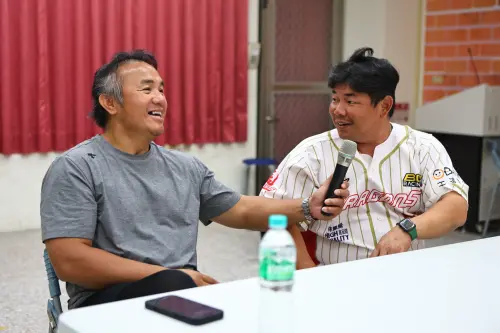 ▲中華職棒回饋列車邀請「森林王子」張泰山以及味全龍捕手劉時豪擔任教練，親自傳授實戰技巧給小球員。（圖／中華職棒提供）