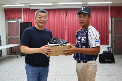 ▲蔡其昌捐贈棒球相關用品給花東4校。（圖／中華職棒提供）