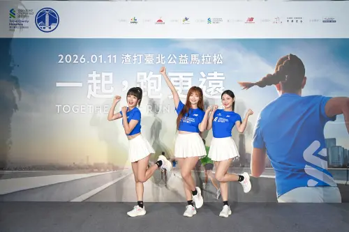 ▲樂天女孩展示2026年全新賽衣，利用各式賽衣穿搭技巧