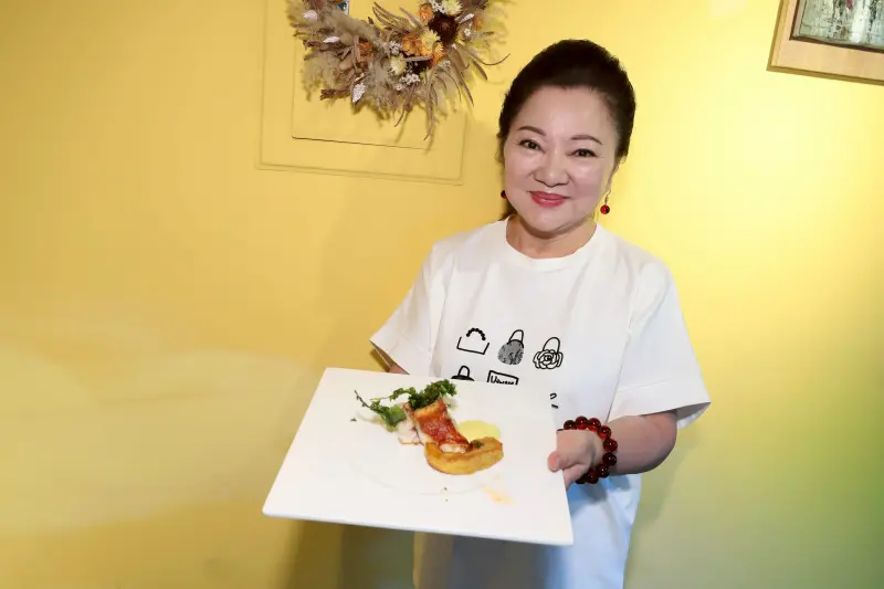 ▲出道52年的藝人白冰冰被發現在餐廳當端菜小妹，還被目擊想跟老闆合照結果被拒絕。（圖／民視提供）