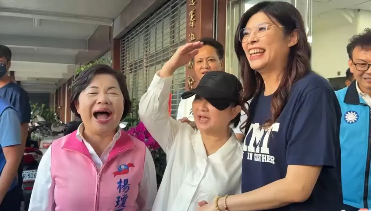 ▲盧秀燕比劃著兩人的身高差，直說她和鄭麗文有反差萌。（圖／讀者提供，2025.08.21）