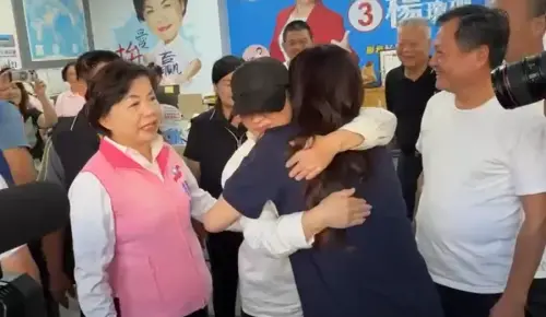 ▲盧秀燕與鄭麗文相見，先來個大擁抱。（圖／讀者提供，2025.08.21）