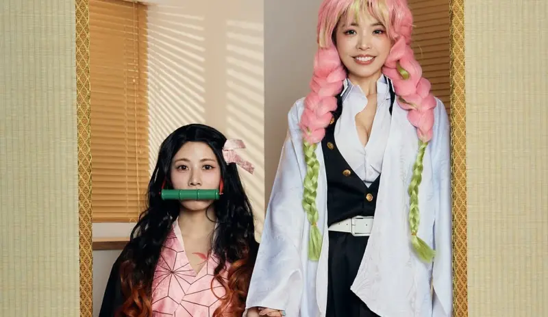 ▲一隻阿圓（右）日前發起Cosplay企劃，她扮演《鬼滅之刃》的角色戀柱，阿部瑪利亞（左）則扮演禰豆子；阿圓事後也發文透露，這次的企劃幕後推手其實是Eko老師。（圖／一隻阿圓IG@nanaciaociao）