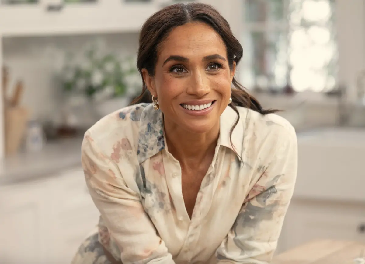 ▲梅根在《愛你的梅根》總是一臉燦笑，節目的收視卻遠不如預期，她被傳期盼新一季預告推出能造成全球話題，不料當天泰勒絲宣告要出新專輯，搶走所有媒體關注，對於泰勒絲氣到不行，八卦小報則諷刺，人家根本沒把她放在眼裡，才不會注意她什麼時候要出預告。（圖／摘自IMDb）