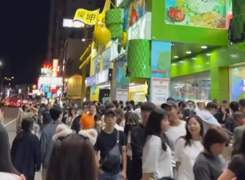 ▲青菜樂園台南店今（21）日約晚間8點，現場門外人潮還是排得滿滿的。（圖／IG@儒哥）