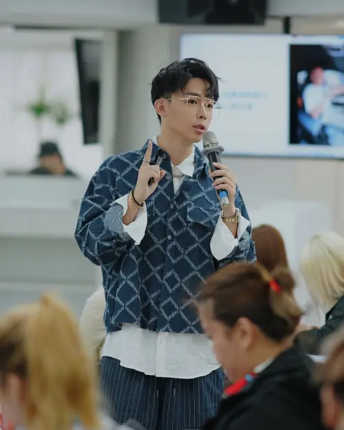 ▲酷炫（如圖）的反骨男孩核心成員一個個離開團隊。（圖／翻攝自酷炫IG@bored_raccoon_teacher）