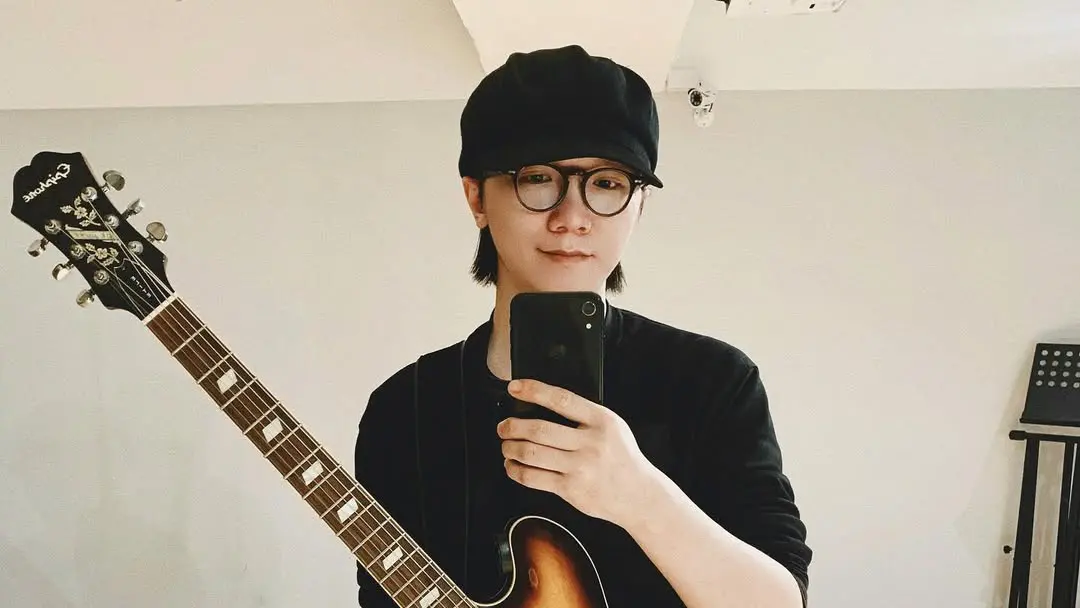 ▲金曲新人謝震廷驚傳失聯，好友范揚景昨（21）日深夜發文求助，直言：「很多人在找他！」引發粉絲與樂壇震驚，他13歲出道、才華受肯定，但多年受憂鬱症困擾，近年狀況反覆，甚至曾因情變鬧上社會版面，如今行蹤不明令外界憂心。（圖／翻攝自謝震廷IG@elihsiehmusic）