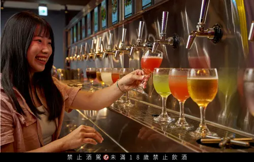 ▲「椒朋友」打造 LED 潮酒牆，推出24 款拉霸酒牆無限暢飲，16支酒精飲料加上8支無酒精特調飲料。（圖／馬辣提供）