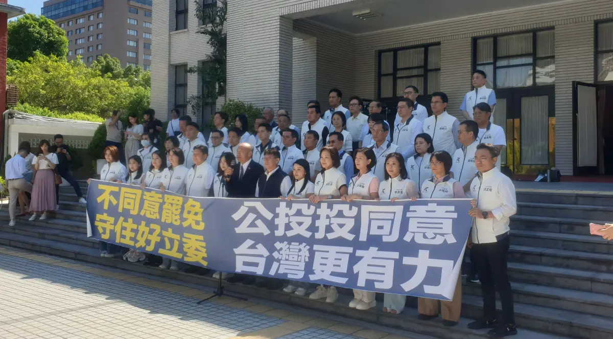 ▲立法院長韓國瑜率國民黨立委呼籲，明天要投不同意罷免、同意重啟核三。（圖／何哲欣攝，2025.08.22）