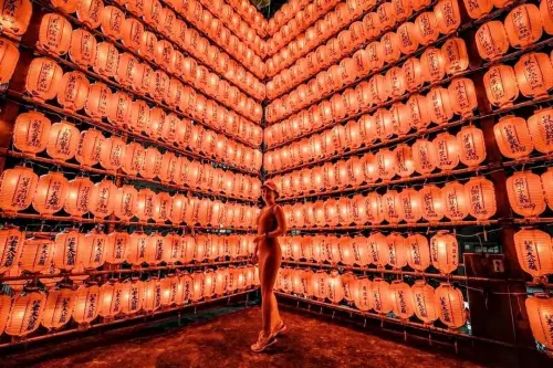 ▲基隆老大公廟農曆七月廟前牌樓滿滿燈籠，是網美拍照的熱門景點之一。藝人謝忻也曾前往取景。（圖／謝忻臉書）