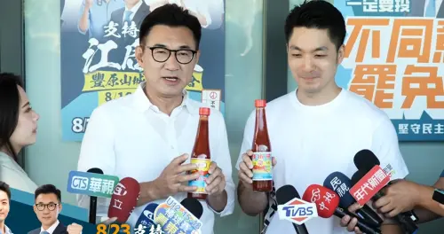 ▲江啟臣送給蔣萬安2瓶台中辣椒醬，稱讚他的好人緣就跟辣椒醬一樣百搭。（圖／江啟臣提供，2025.08.22）