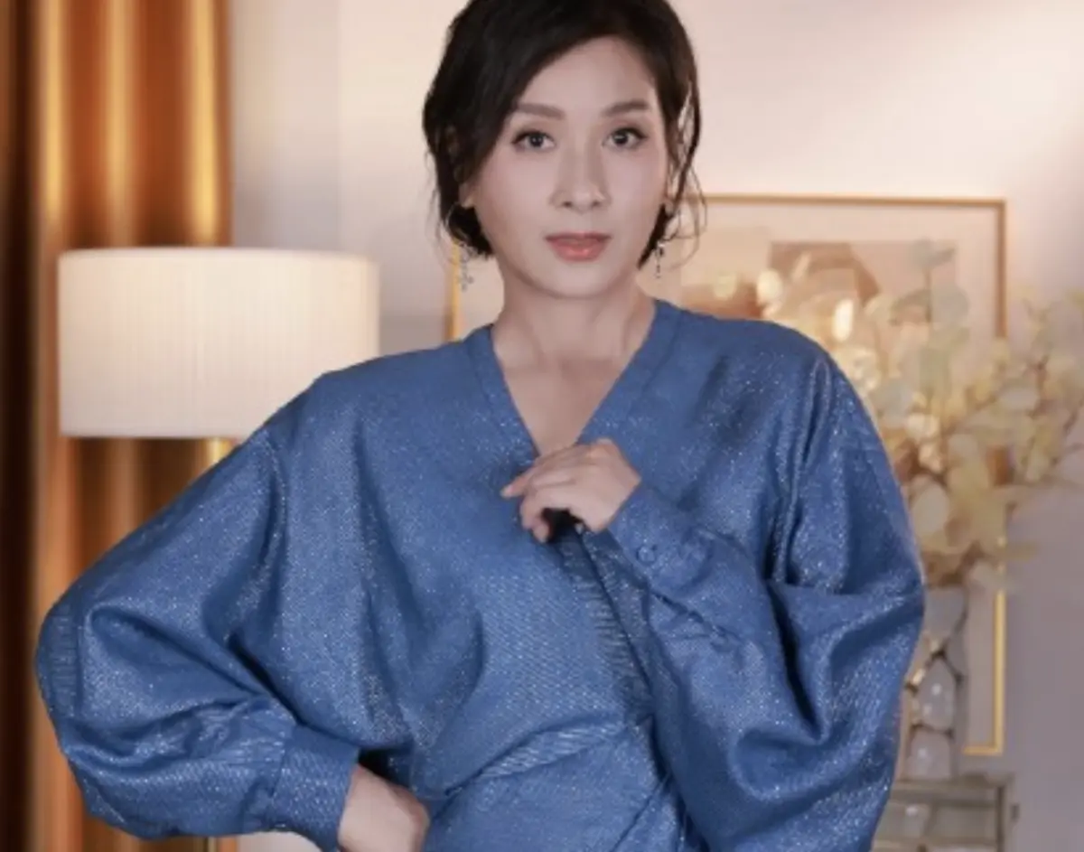 ▲51歲的楊恭如在直播帶貨時，還是一如以往的亮麗，被讚「美了一輩子」，但她近日發布沒有濃妝艷抹的畫面，網友驚嘆：「走在路上根本認不出來！」最明顯的不一樣就是她眉毛淡到像幾乎剃光。（圖／摘自 楊恭如 微博）