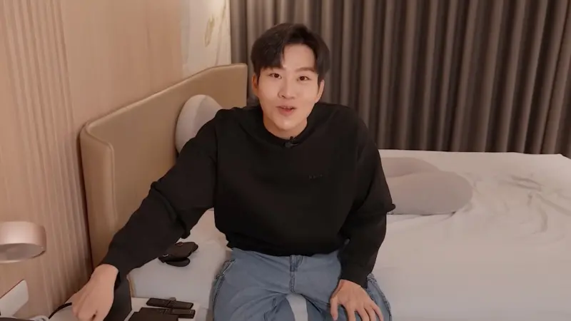 ▲百萬YouTuber Joeman近日在個人頻道開箱2台要價近百萬的電視，然而不少眼尖的粉絲透過他新家的背景，發現比起他開箱的電視，他住的房子疑似就是他5年前開箱，要價2億的頂級豪宅，讓不網友紛紛敲碗：「開箱你的新豪宅！」（圖／翻攝自Joeman YouTube）