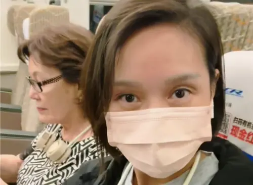 ▲楊恭如（右）發布和媽媽出遊坐高鐵的畫面，網友注意到她幾乎沒有眉毛，和平日的艷麗差很多，她也笑稱走在路上就是不想被認出來，這樣才好。（圖／摘自 楊恭如 抖音）