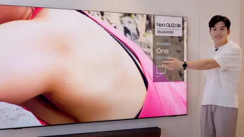 ▲Joeman開箱臥室裡的全新顯示器機王要價49.9萬，音響設備及客廳、餐廳的顯示器，總價值超過百萬。（圖／翻攝自Joeman YouTube）