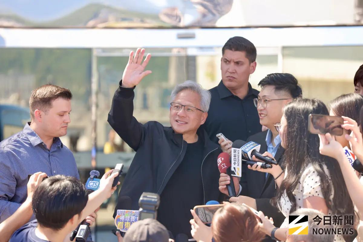 ▲輝達執行長黃仁勳22日上午9點多抵達台北松山機場，為黃仁勳今年第三度來台。（圖／記者嚴俊強攝）