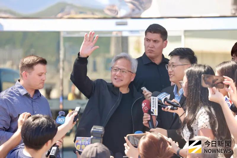 ▲輝達執行長黃仁勳22日上午9點多抵達台北松山機場，為黃仁勳今年第三度來台。（圖／記者嚴俊強攝）