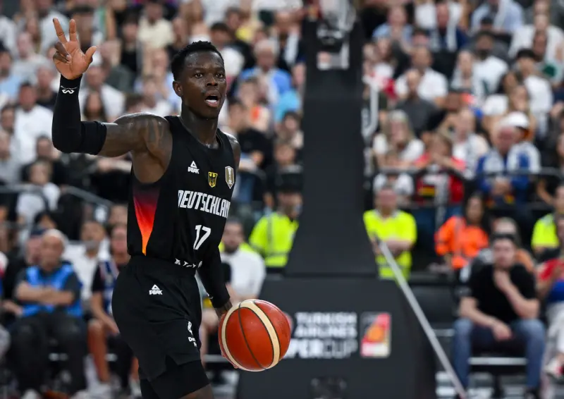 ▲德國男籃隊長施洛德（Dennis Schröder）目前正在備戰8月底將到來的歐錦賽，而他近期接受德國媒體《Stern》專訪時，坦言自己永遠沒有辦法像諾威斯基一樣收到來自球迷的愛，原因正是他的膚色。（圖／美聯社／達志影像）