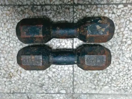 ▲做案工具啞鈴。（圖／翻攝畫面）