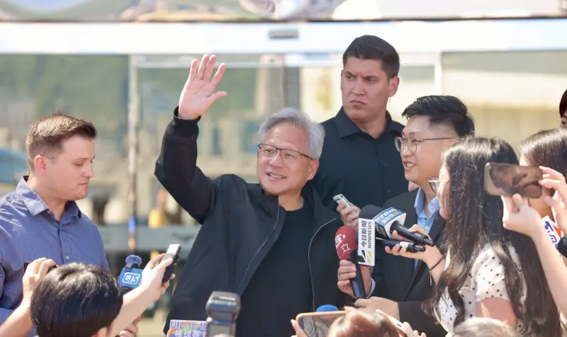Jensen Huang, CEO of Nvidia, is giving a media interview. (TCN)