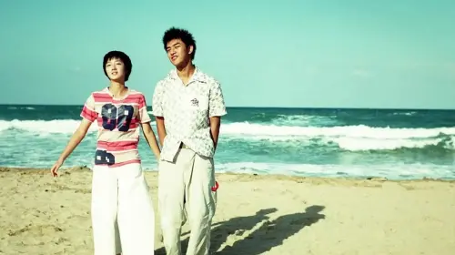 ▲電影《藍色大門》為陳柏霖（右）、桂綸鎂（左）打造了經典的螢幕形象，角色張士豪和孟克柔深植觀眾心，彷彿他們就是師大附中、建中的學生，在台北市相遇。（圖／翻攝自IMDb）