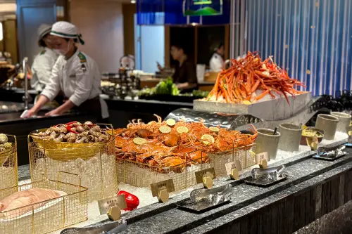 ▲全台最難訂位餐廳的「島語」自助餐廳，第二家分店今起正式於高雄登場，號稱投入近2億元打造，還首創Buffet有日式「板前」座位規劃，亮點、必吃菜色、價格整理一次看。（圖／記者葉盛耀攝）