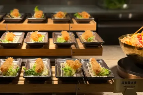 ▲炸物區有各式炸物、串揚。（圖／記者葉盛耀攝）