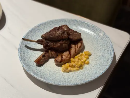 ▲西式燒烤區提供現烤厚切肋眼牛排、迷迭香羊排，以及罕見的台灣戰斧豬排。（圖／記者葉盛耀攝）