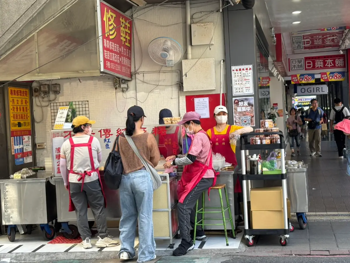 ▲行天宮旁人氣小吃攤「不老客家傳統麻糬」被爆出百萬租金繳錯10年，可能得撤離搬離。業者今（22）重新營業，開門前已出現排隊人潮。（圖／記者徐銘穗攝）