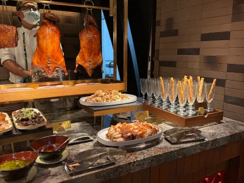 ▲此區有「名人坊」世貿店燒臘部門主廚分享的片皮鴨烤製技術，烤出來的片皮鴨直追名人坊的品質。（圖／記者葉盛耀攝）