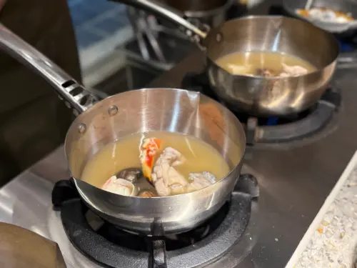 ▲湯品類的花雕酒胡椒雞鱈蟹海鮮湯，是許多人指名必吃菜色。（圖／記者葉盛耀攝）