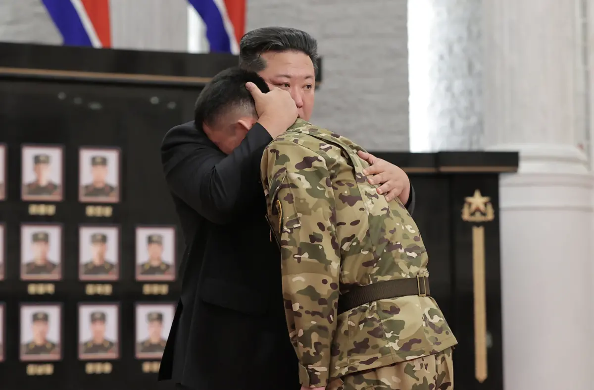 ▲北韓領導人金正恩日前出席赴俄烏前線作戰將士的授勳儀式，親自表彰參加俄烏戰爭的官兵，同時向陣亡將士致哀，情緒激動落淚。（圖／翻攝自朝中社）