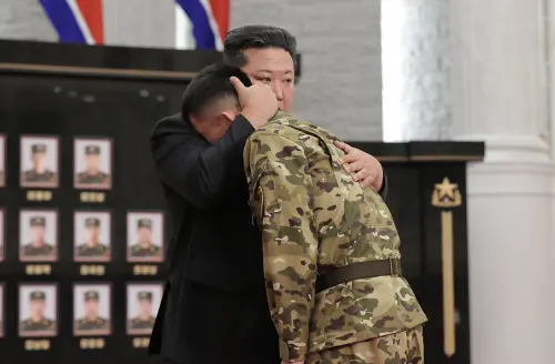 金正恩罕見落淚！替北韓赴俄作戰將士授勳　哀悼陣亡者向遺屬致歉
