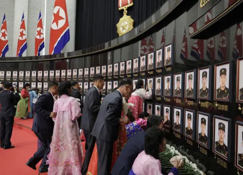 ▲現場替陣亡將士準備了「悼念之牆」，掛上101幅陣亡官兵的肖像，讓民眾獻花致意。（圖／翻攝自朝中社）