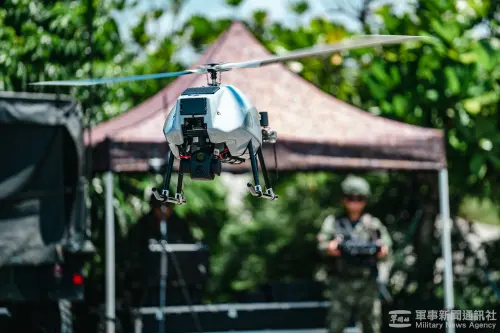 The military’s shift in drone management regulations signals the integration of new operational concepts into Taiwan’s defense framework. Pictured: A scene from Taiwan’s tri-service joint combat evaluation exercise featuring the deployment of UAVs. (By the MNA)