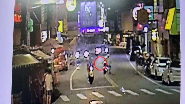 ▲日前台中大甲鎮瀾宮旁，驚見男子持刀沿街狂飆揮舞，男子被逮後辯稱遭到女友移情別戀，才想飆車發洩。（圖／翻攝畫面）