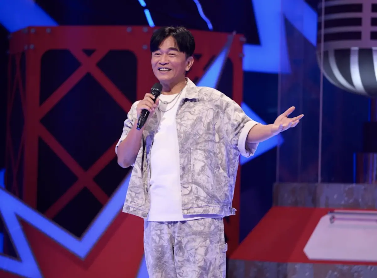 ▲吳宗憲（如圖）上女兒Sandy與浩子聯手主持的節目《Talk Talk秀台語》，擔任第2季的總冠軍賽來賓，難掩主持人的本性，一直猛接話，Sandy忍不住嗆道：「阿嬤，你怎麼不管管兒子？」（圖／ 公視台語台提供）