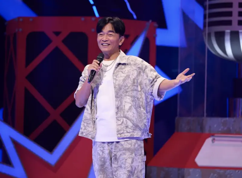 ▲吳宗憲（如圖）上女兒Sandy與浩子聯手主持的節目《Talk Talk秀台語》，擔任第2季的總冠軍賽來賓，難掩主持人的本性，一直猛接話，Sandy忍不住嗆道：「阿嬤，你怎麼不管管兒子？」（圖／ 公視台語台提供）