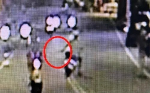 情變失控？　男子夜市揮刀狂飆
