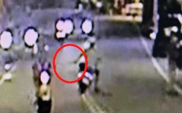 ▲情變失控？男子夜市揮刀狂飆 （圖/記者鄧力軍翻攝）