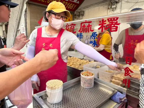 ▲不老客家傳統麻糬結束2個月暑休後，今（22）重新營業。（圖／記者徐銘穗攝）