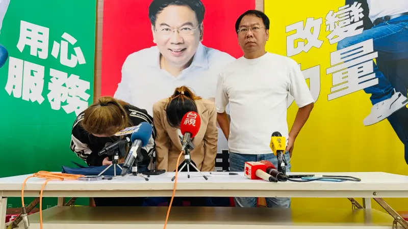 ▲豐原烤鴨店業者在市議員謝志忠陪同下，向社會大眾鞠躬道歉。（圖／謝志忠提供，2025.08.22）