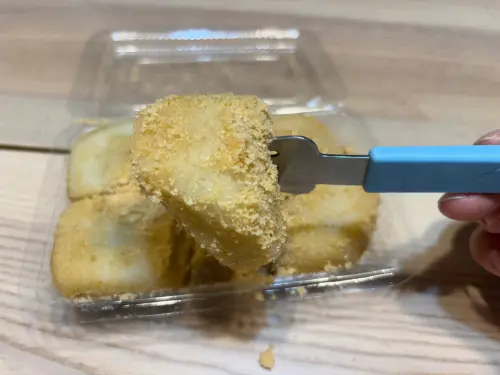 ▲不老麻糬外皮軟糯，不會太Q，很容易咬，內餡給得也很大方，皮餡比例完美，芋頭餡不會過甜。（圖／記者徐銘穗攝）