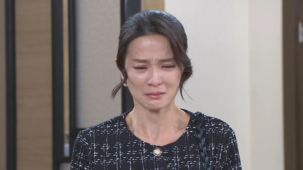 ▲楚宣（如圖）在《好運來》中為了坐大位害死游安順，沒想到計謀被揭露，遭錦雯狠賞巴掌跪地痛哭，妝都哭到融化，相當敬業。（圖／民視提供）