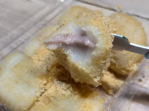 ▲不老麻糬外皮軟糯，不會太Q，很容易咬，內餡給得也很大方，皮餡比例完美，芋頭餡不會過甜。（圖／記者徐銘穗攝）