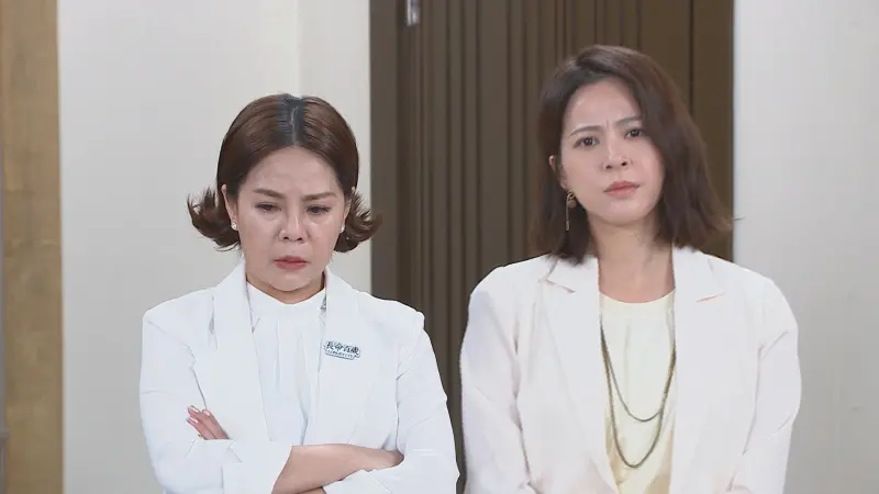 ▲錦雯（左）近期在民視八點檔《好運來》即興演唱一句香頌歌曲，播出後唱片公司希望電視台支付5萬元版權費。（圖／民視提供）